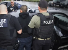 internacional/20260814/asi-funcionan-guantes-descargas-electricas-podrian-usar-agentes-ice-eeuu_449450