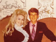 familia/20260826/dolly-parton-otros-famosos-murieron-poco-despues-amor-vida_452443