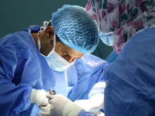 ciencia/20260903/chatgpt-cirujanos-asiste-primera-vez-operacion-cerebral-cns_454983