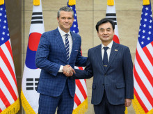 internacional/20260510/explosion-buque-surcoreano-empana-reunion-entre-hegseth-ministro-defensa-seul_416026
