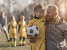 familia/20260225/estas-son-dos-preguntas-debes-hacer-hijo-despues-partido-papel-grada_388962