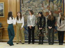 gente/20260226/cientifica-brillado-zarzuela-ante-reina-look-zara_389941