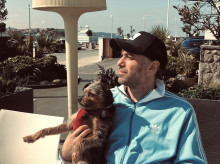 gente/20260226/dani-martinez-pueblo-lleva-bandera-famosa-novia_389932