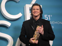 cine-tv-series/20260227/jim-carrey-recibe-cesar-honor-atreve-frances-siento-mi-lengua-esta-cansada_390162