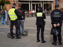 espana/andalucia/sevilla/20260302/patinete-casco-chaleco-reflectante-acompanante-acera-sanciona-sevilla_390932