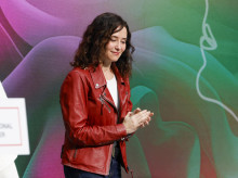 gente/20260306/ayuso-pone-rockera-cazadora-cuero-estrellas-comunidad-madrid_393023