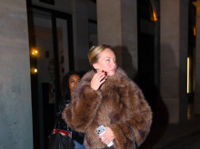 gente/20260307/romantica-cita-ester-exposito-mbappe-paris_393311