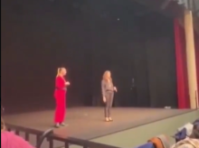 espana/madrid/20260308/dimite-concejal-mujer-collado-villalba-madrid-interrumpir-obra-teatro-feminista_393455