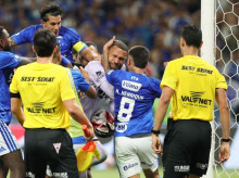 deportes/futbol/20260309/batalla-campal-brasil-entre-jugadores-cruzeiro-atletico-mineiro-patadas-voladoras-23-expulsados_393760