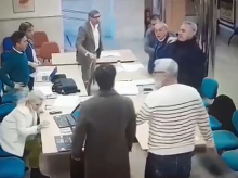 espana/madrid/20260309/portavoz-vox-aranjuez-denuncia-concejal-psoe-lanzarle-recipiente-cafe-comision_393877