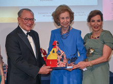 gente/20260322/reina-sofia-deslumbra-miami-elegante-vestido-largo-premios-sofia-excelencia_398762