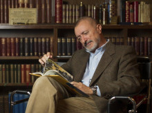 cultura/20260327/como-umberto-eco-perez-reverte-tiene-curiosa-obsesion-libros-no-misma_400435