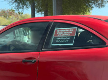 motor/20260327/llamativo-cartel-espanol-arabe-coches-evitar-robos-no-tengo-baliza-nada-valor-cns_400862