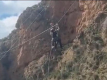 espana/andalucia/20260329/guardia-civil-rescata-mujer-quedo-atrapada-mitad-tirolina-guejar-sierra_401356