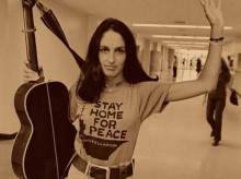 cultura/20260401/haria-putin-guitarra-joan-baez_401965