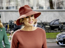 gente/20260331/maxima-holanda-radiante-tono-cangrejo-sombrero-juego_402007