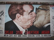 cultura/20260413/beso-judas-muro-berlin-cuando-arte-convierte-intimidad-protesta_403868