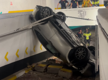 motor/20260411/bomberos-rescatan-pulso-coche-cae-hueco-escalera-garaje-madrid_405617