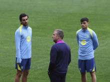 deportes/futbol/champions-league/20260413/flick-traslada-uefa-malestar-estado-cesped-metropolitano-antes-partido_406420