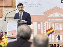 espana/pais-vasco/20260414/ministro-consumo-acto-favor-ii-republica-gobierno-defiende-valores-1931_406572