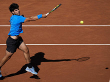 deportes/tenis/20260414/alcaraz-recupera-sonrisa-casa-saca-adelante-debut-godo-ante-virtanen_406774