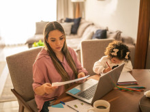 economia/20260415/hacienda-confirma-muchas-madres-pueden-deducir-hasta-1200-euros-declaracion-renta-cns_407013