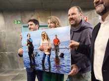 espana/galicia/20260415/posado-yolanda-diaz-mariscando-labios-pintados-ahora-colgara-despacho_407175