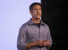 tecnologia/20260421/quien-john-ternus-sucesor-tim-cook-salida-como-ceo-apple-cns_409132