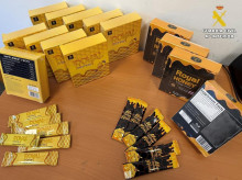 espana/cataluna/barcelona/20260421/investigan-barcelona-hombre-vendia-viagra-oculta-sobres-miel_409151