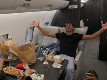 gente/20260421/lamine-yamal-celebra-premio-laureus-hamburguesas-jet-privado-patinazo-gala-madrid_409181