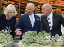 gente/20260421/norman-foster-entre-invitados-centenario-nacimiento-isabel-ii_409441