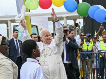 religion/vaticano/20260422/papa-reclama-guinea-nueva-justicia-acabe-brecha-entre-privilegiados-desfavorecidos_409757