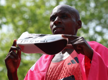 deportes/20260427/acciones-adidas-disparan-hazana-atletas-maraton-londres_411443