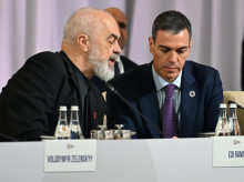 espana/20260504/sanchez-pasado-juicio-corrupcion-gobierno-fuera-espana-metido-moncloa_413788