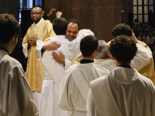 espana/cataluna/barcelona/20260504/barcelona-celebra-ordenacion-tres-nuevos-diaconos-dios-enamorado-vosotros_414017
