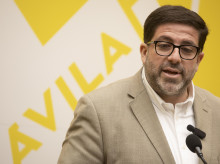 espana/castilla-y-leon/20260506/alcalde-avila-fulmina-teniente-alcalde-presentarse-oposiciones-ayuntamiento_414824