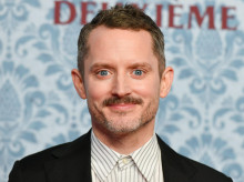 cine-tv-series/20260512/elijah-wood-entrega-peter-jackson-palma-oro-honor-cannes_416830