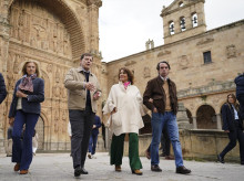 espana/castilla-y-leon/20260516/aznar-eres-guapo-viva-pp-manueco-le-hace-guia-privado-expresidente-esposa-salamanca_418226