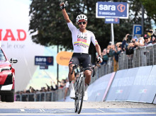 deportes/20260516/jhonatan-narvaez-hace-doblete-giro-etapa-grandes-cambios-general_418344