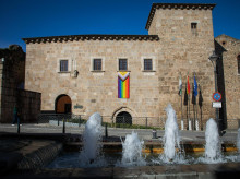 sociedad/20260517/fachada-sede-presidencia-extremadura-luce-bandera-arcoiris-no-hay-espacio-odio_418408