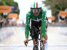 deportes/20260519/ganna-hace-historia-crono-eulalio-resiste-vingegaard-aguanta-maglia-rosa_419412