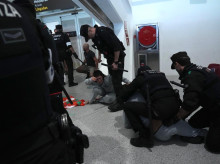espana/20260523/cuatro-detenidos-incidentes-llegada-miembros-flotilla-aeropuerto-bilbao_420857