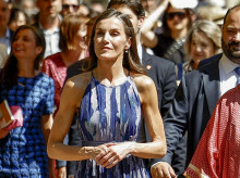 gente/20260529/fabulosamente-esculpidos-prensa-rinde-nuevo-ante-brazos-reina-letizia-feria-libro_423010
