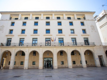 espana/comunidad-valenciana/20260609/audiencia-alicante-condena-prision-hombre-besar-chupar-boca-menor-12-anos_426743