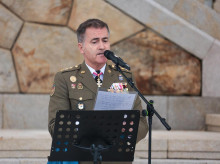 espana/defensa/20260602/emotiva-actuacion-coronel-ensenat-homenaje-caidos-escuela-naval-marin_423913