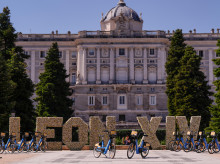 espana/madrid/20260604/asi-lucen-letras-florales-nombre-papa-leon-xiv-madrid-instalado-jardines-sabatini_424974