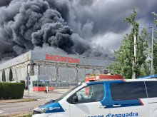 espana/cataluna/barcelona/20260605/gran-incendio-quema-nave-honda-poligono-santa-coloma-barcelona_425752