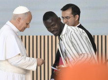 espana/madrid/20260606/lagrimas-khadry-senegales-emocionado-ante-papa-recordar-complicado-proceso-migratorio_425977