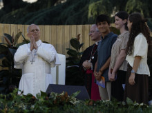 religion/20260606/papa-muestra-complice-nunca-jovenes-manda-varios-mensajes-podeis-cambiar-esta-sociedad_425978