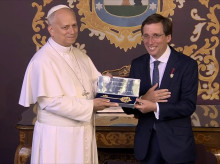 espana/madrid/capital/20260607/leon-xiv-recibe-llave-oro-madrid-mano-almeida-bajo-mirada-reyes_426011